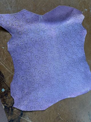 Piel acabada morada con diseño