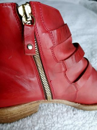 Botines rojos de piel auténtica