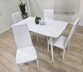 Mesa efecto mármol + 4 sillas