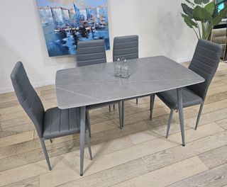 Mesa efecto mármol + 4 sillas