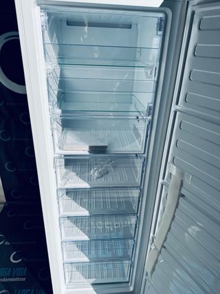 106.Congelador Vertical Beko No Frost NUEVO TARA.