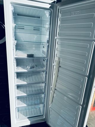 106.Congelador Vertical Beko No Frost NUEVO TARA.