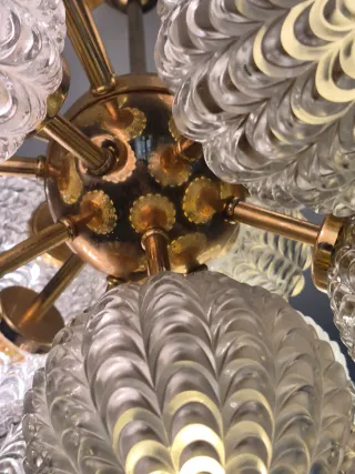 Lámpara de techo dorada y cristal