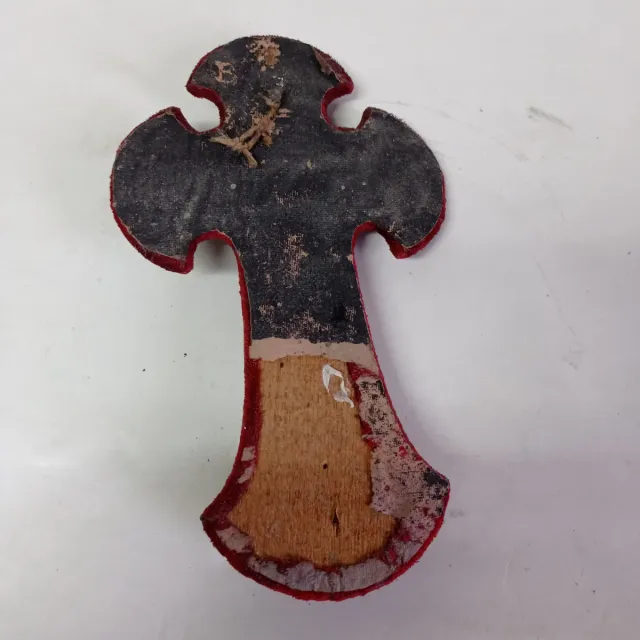 Crucifijo antiguo de terciopelo rojo