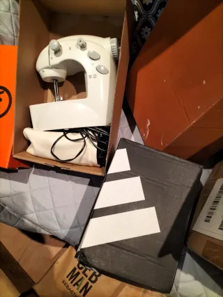 Máquina de coser blanca pequeña