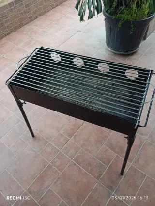 Barbacoa de metal negra y plateada