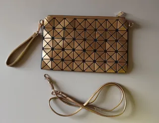 Bolso de mano dorado geométrico