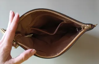 Bolso de mano dorado geométrico