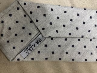 Cravatta grigia con pois neri