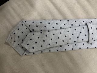 Cravatta grigia con pois neri