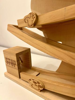 Pista macchinine in legno con accessori