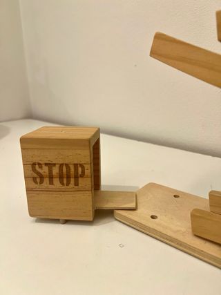 Pista macchinine in legno con accessori