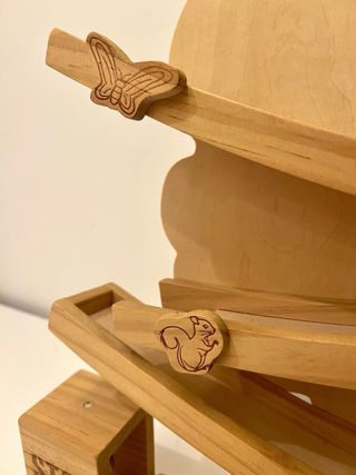 Pista macchinine in legno con accessori