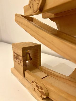 Pista macchinine in legno con accessori