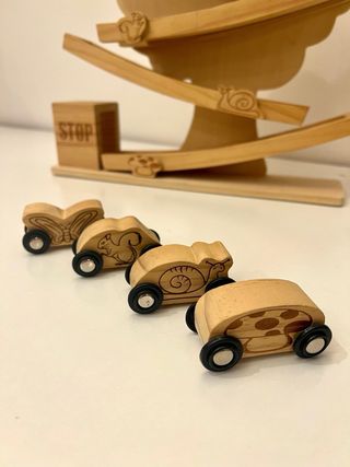 Pista macchinine in legno con accessori