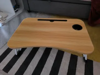 Mesa para cama o sofá.