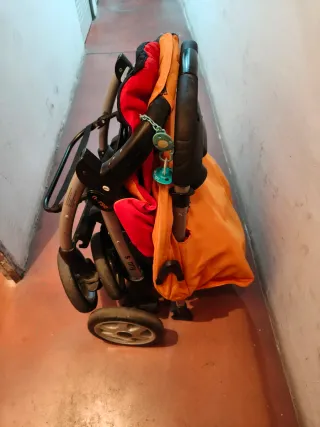 Carrito de bebé naranja y rojo