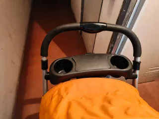 Carrito de bebé naranja y rojo
