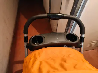 Carrito de bebé naranja y rojo