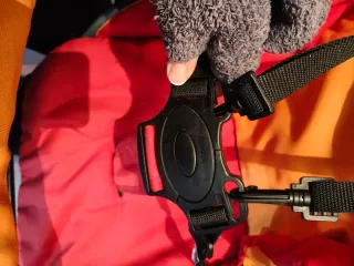 Carrito de bebé naranja y rojo