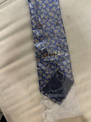 Cravatta blu e oro con fantasia