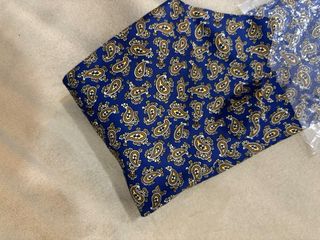 Cravatta blu e oro con fantasia