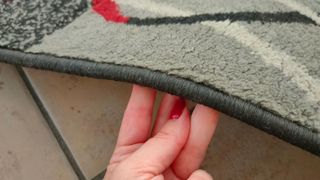 Alfombra cuadros rojos, grises, blancos y negros