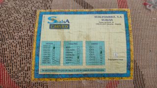 Alfombra cuadros rojos, grises, blancos y negros