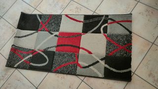 Alfombra cuadros rojos, grises, blancos y negros