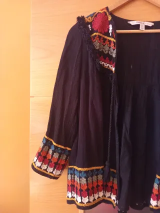 Chaqueta Zara bordada negra
