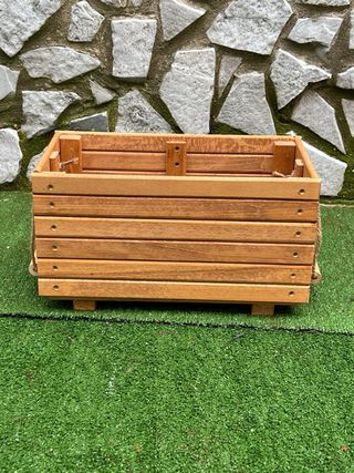 Fioriera rialzata in legno