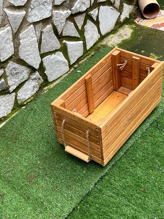 Fioriera rialzata in legno