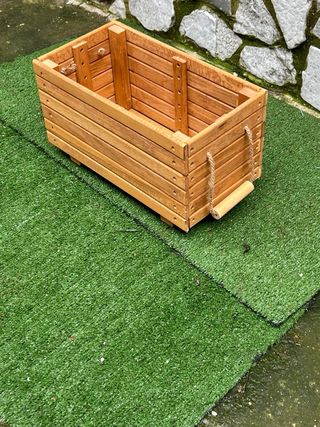 Fioriera rialzata in legno