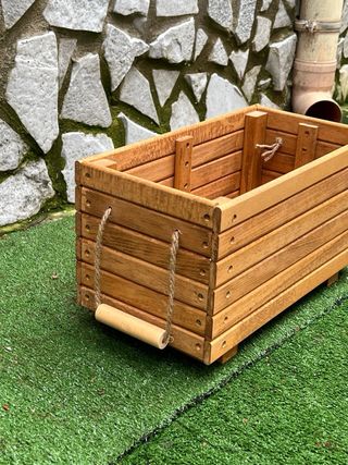 Fioriera rialzata in legno