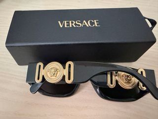 Gafas de sol Versace negras y doradas