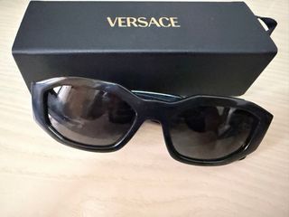 Gafas de sol Versace negras y doradas