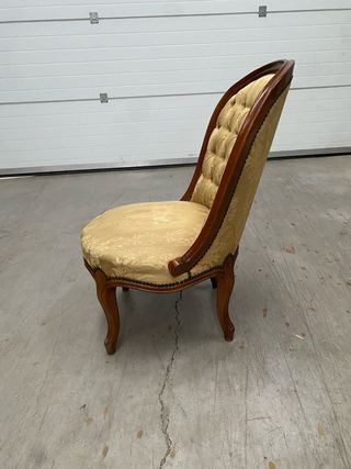 Sillón de madera tapizado estilo clásico