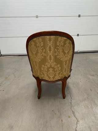Sillón de madera tapizado estilo clásico