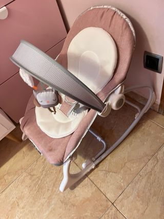 Hamaca para bebé rosa con juguetes