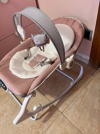 Hamaca para bebé rosa con juguetes