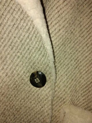 Abrigo de pelo beige y gris