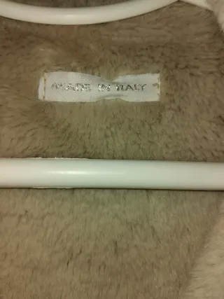 Abrigo de pelo beige y gris