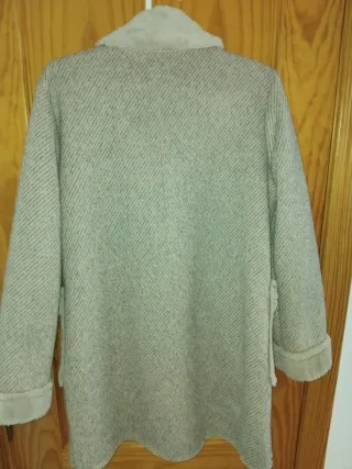 Abrigo de pelo beige y gris