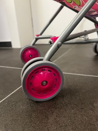 Passeggino giocattolo rosa con farfalle