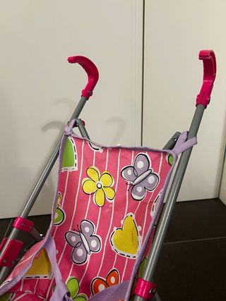 Passeggino giocattolo rosa con farfalle