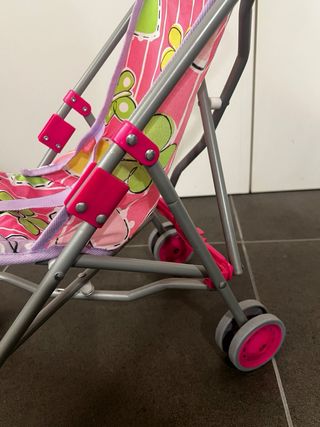 Passeggino giocattolo rosa con farfalle