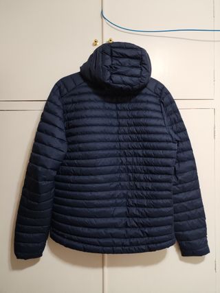 Plumífero de montaña y trekking con capucha