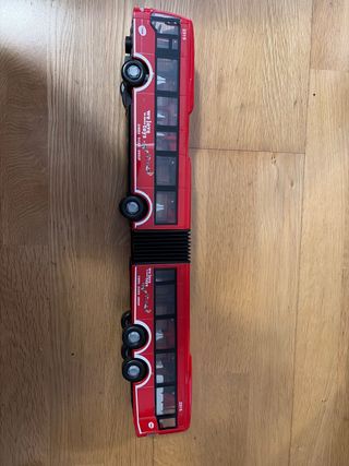 Autobús de juguete rojo articulado