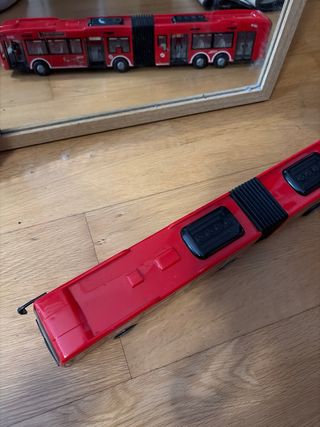 Autobús de juguete rojo articulado