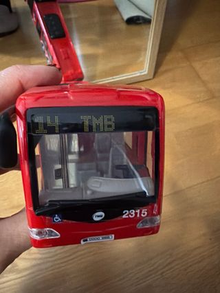 Autobús de juguete rojo articulado